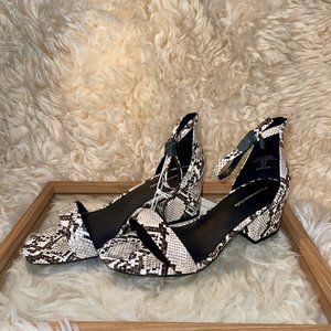 Amazon Essentials Women's Two Strap Heeled Sandal 8 size *New*